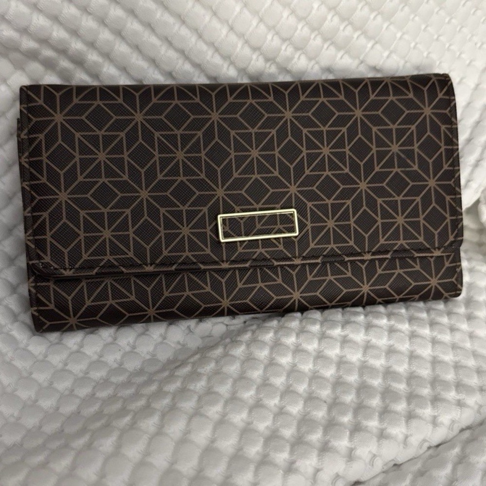Time and Tru Women's Piper File master Wallet Vinil Geometric Print Brown